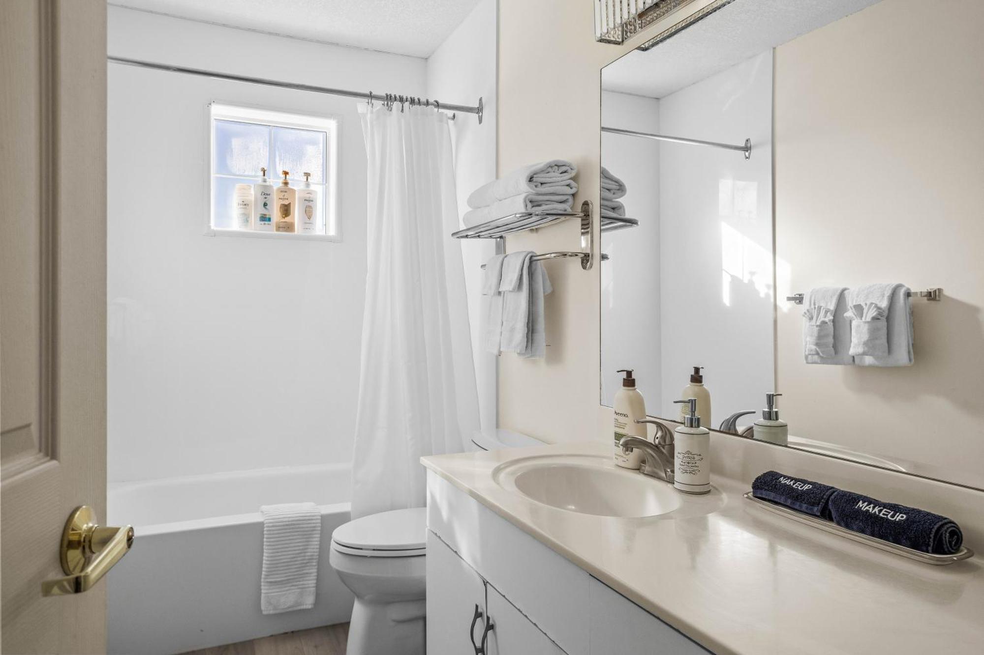 B212 Hot Tub, Ac X3, Parking, 2 Min To Banff Gate Apartment Canmore Ngoại thất bức ảnh