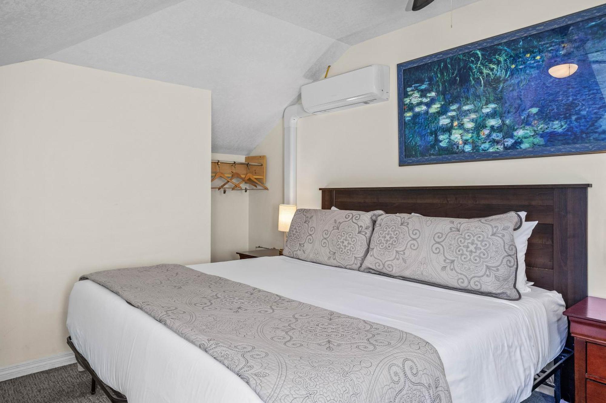 B212 Hot Tub, Ac X3, Parking, 2 Min To Banff Gate Apartment Canmore Ngoại thất bức ảnh
